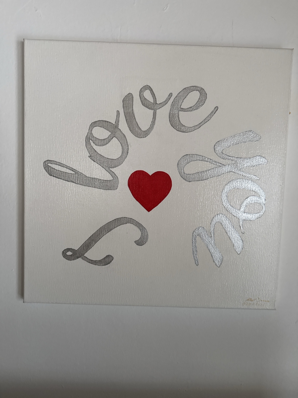 Weißes Acrylbild von Albert Knaus mit silbernem Schriftzug Love You More und rotem Herz