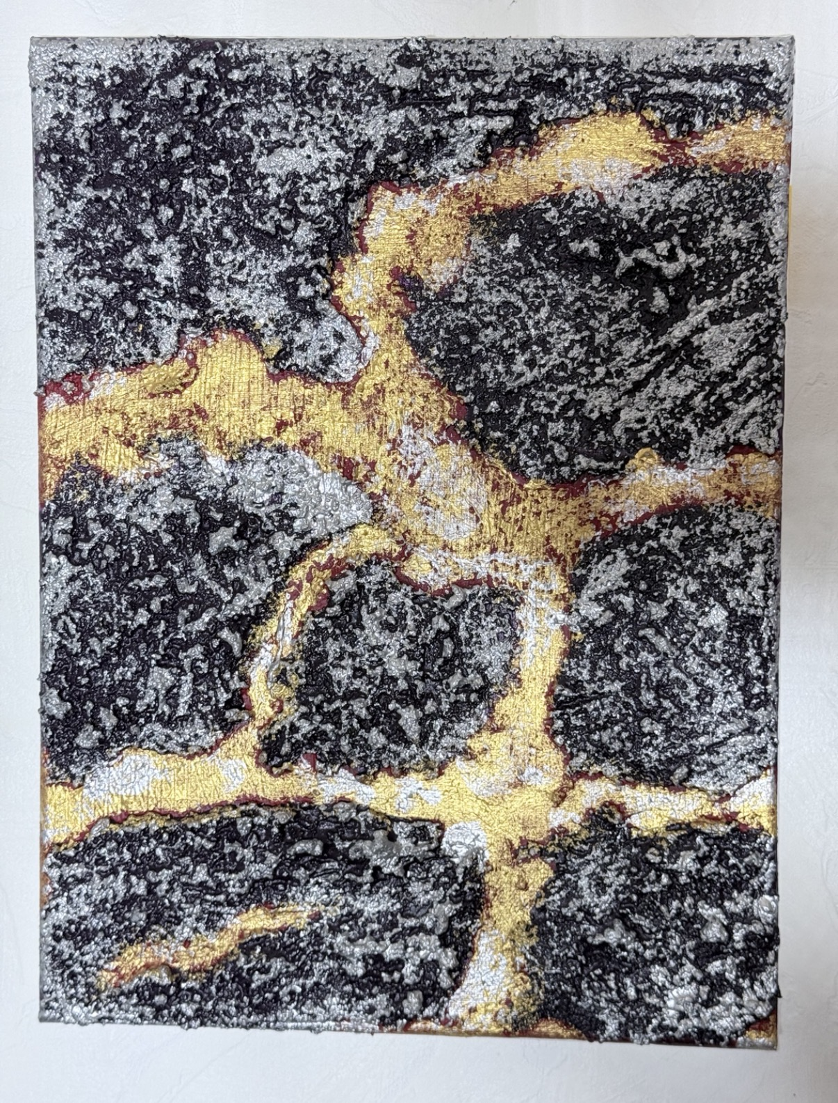 Abstraktes Relief von Albert Knaus in Schwarz, Silber, Gold und Bordeaux