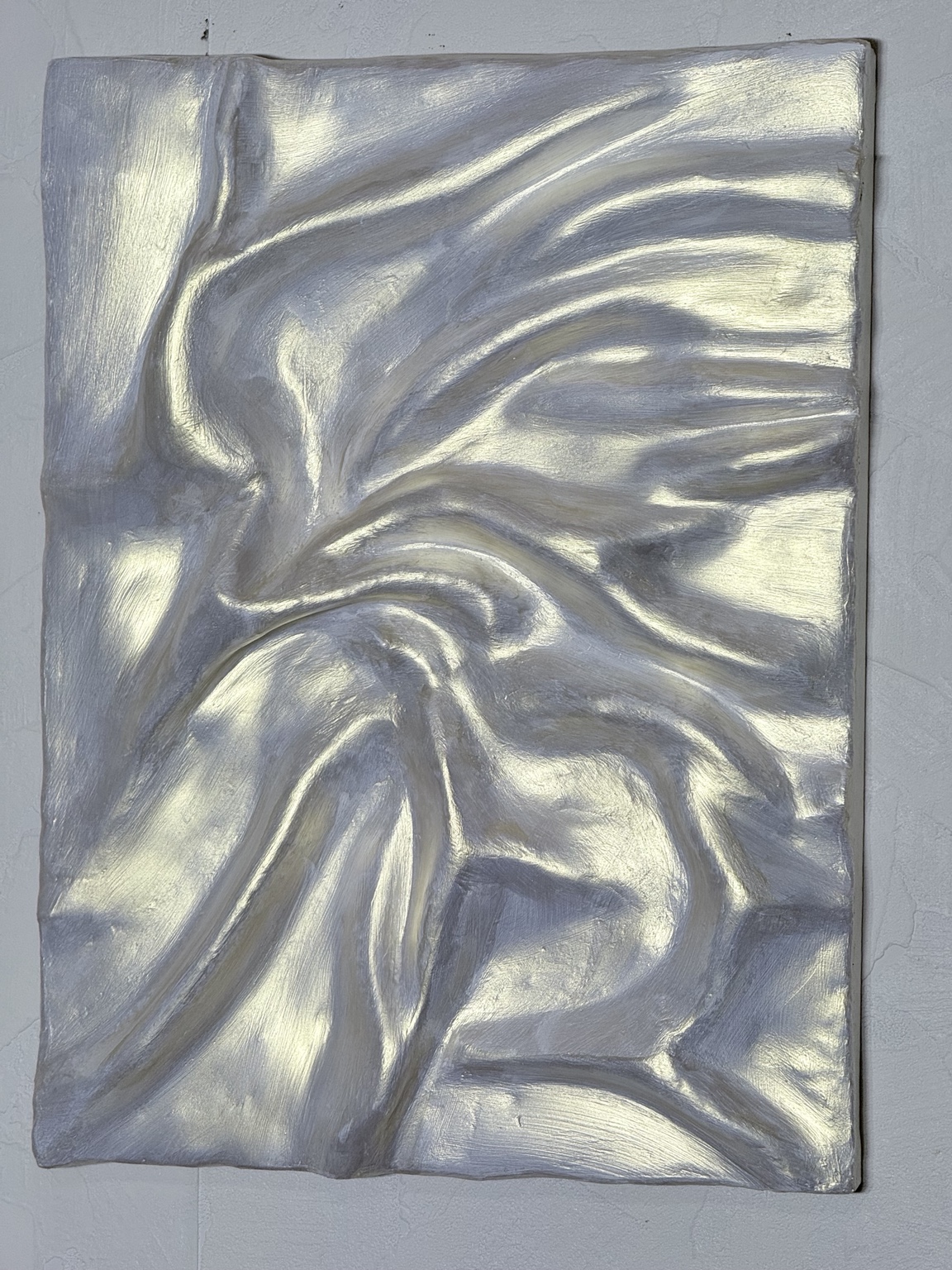 Helles abstraktes Relief von Albert Knaus mit fließenden silbernen und perlmuttfarbenen Strukturen