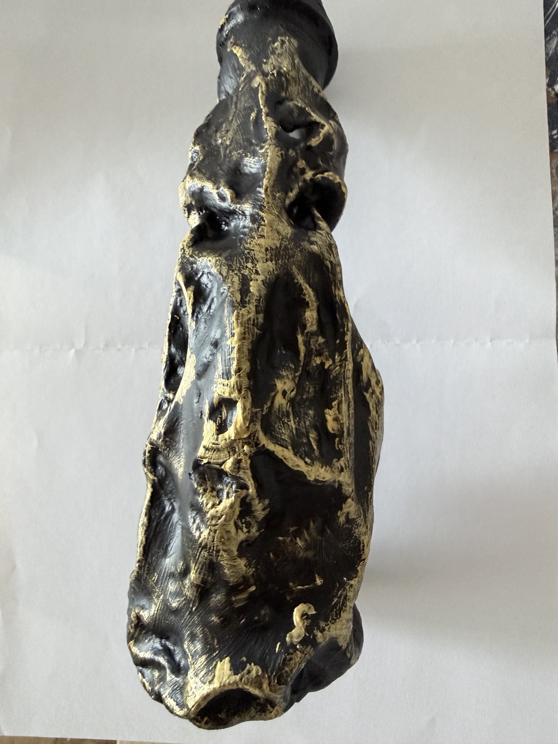 Organisch geformte Skulptur von Albert Knaus in Schwarz mit goldenen Akzenten